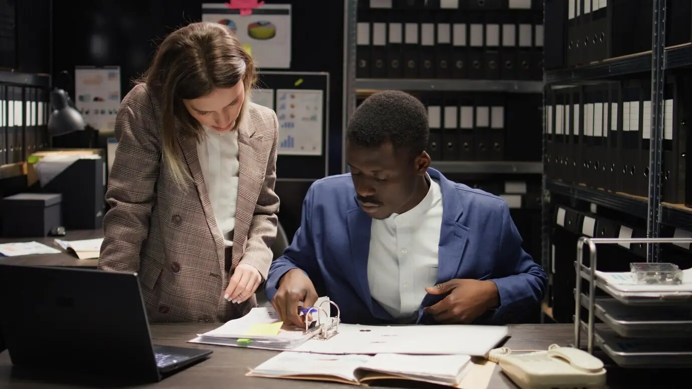 Detectives privados recopilando pistas del caso