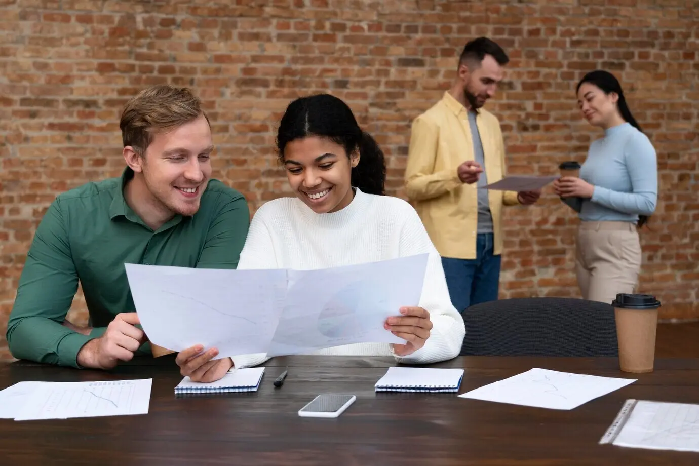 Empleados corporativos realizando una lluvia de ideas juntos.